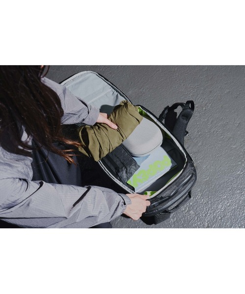 Aer(エアー)の「AER City Pack Pro2 Ultra 20L / AER-28063(バックパック/リュック・メンズ・ブラック・FREE)」の9枚目の写真