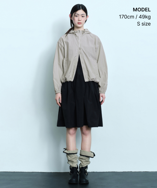 MUSINSA STANDARD WOMAN（ムシンサスタンダードウーマン）の「ウィメンズグリッドチェックウィンドブレーカー[ライトベージュ]（ナイロンジャケット・レディース・その他・SMALL/MEDIUM/LARGE）」の2枚目の写真