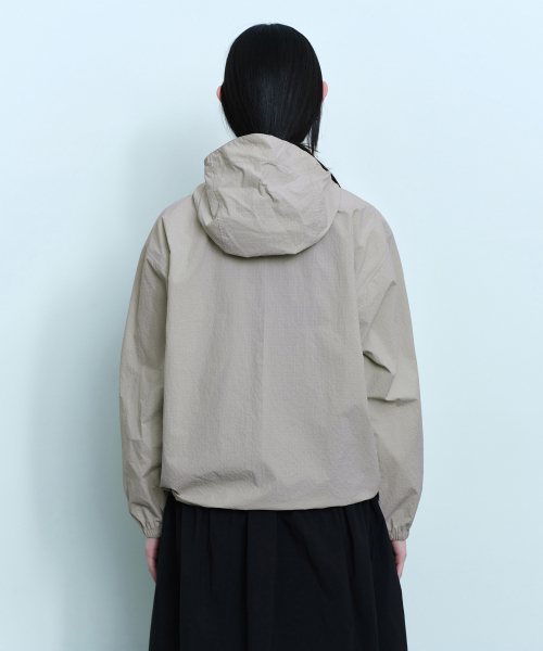 MUSINSA STANDARD WOMAN（ムシンサスタンダードウーマン）の「ウィメンズグリッドチェックウィンドブレーカー[ライトベージュ]（ナイロンジャケット・レディース・その他・SMALL/MEDIUM/LARGE）」の3枚目の写真