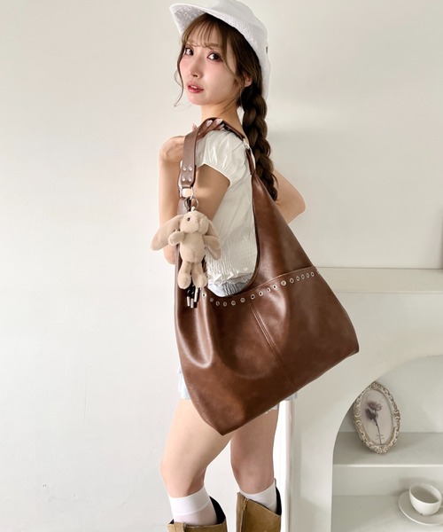 Loueme(ルエム)の「ハトメスタッズトートバッグ(トートバッグ・レディース・ライトブルー/ブラック/ブラウン/オフホワイト/ピンク・FREE)」の3枚目の写真