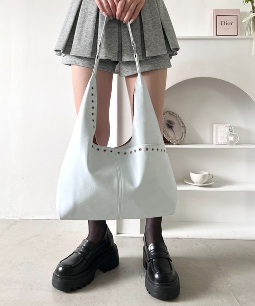 Loueme(ルエム)の「ハトメスタッズトートバッグ(トートバッグ・レディース・ライトブルー/ブラック/ブラウン/オフホワイト/ピンク・FREE)」の11枚目の写真
