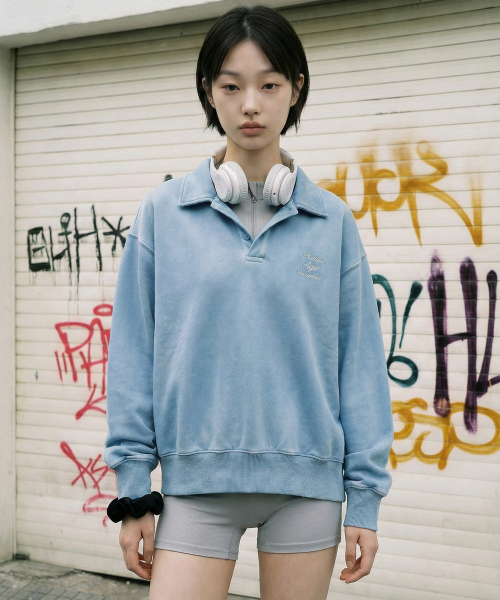 LENGAGEMENT(ランガージュマン)の「AGIR Salt-Washed Crop Polo Sweatshirt (Light Blue)(スウェット・レディース・ライトブルー・1/2)」の1枚目の写真