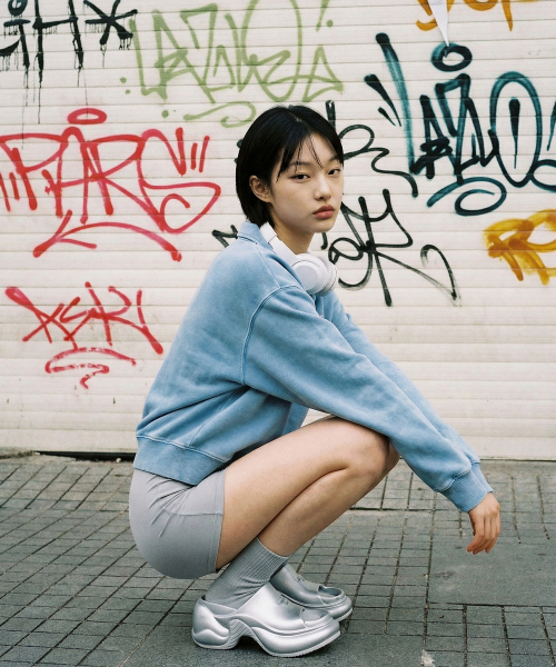 LENGAGEMENT(ランガージュマン)の「AGIR Salt-Washed Crop Polo Sweatshirt (Light Blue)(スウェット・レディース・ライトブルー・1/2)」の3枚目の写真
