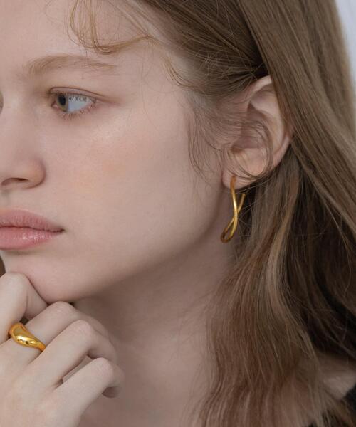 SMELLY(スメリー)の「ステンレスニュアンスラインフープピアス(ピアス(両耳用)・レディース・ゴールド・-)」の7枚目の写真