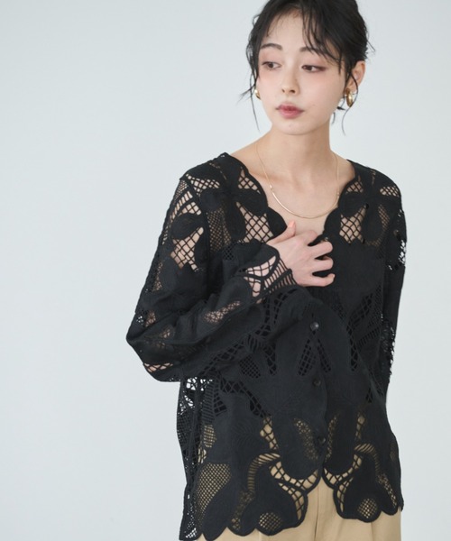 Anclear oui(アンクリアウィ)の「フラワー刺繍レースカーディガン(カーディガン/ボレロ・レディース・ホワイト/ブラウン/ブラック・F)」の2枚目の写真