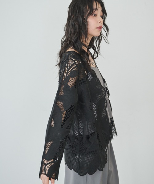 Anclear oui(アンクリアウィ)の「フラワー刺繍レースカーディガン(カーディガン/ボレロ・レディース・ホワイト/ブラウン/ブラック・F)」の4枚目の写真