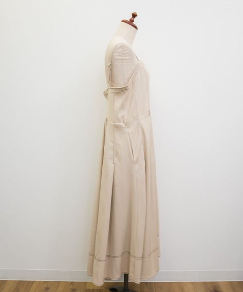 CLETTE(クレット)の「CLETTEオリジナルベルト付きステッチ配色キャミワンピース(ワンピース・レディース・アイボリー/チャコールグレー/ブラック・LL/3L/4L)」の6枚目の写真