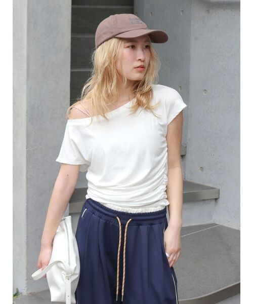 Ungrid(アングリッド)の「オフショルフィットTee(Tシャツ/カットソー・レディース・チャコールグレー/オフホワイト/レッド・FREE)」の2枚目の写真