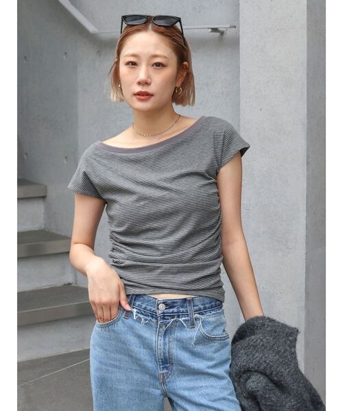 Ungrid(アングリッド)の「オフショルフィットTee(Tシャツ/カットソー・レディース・チャコールグレー/オフホワイト/レッド・FREE)」の1枚目の写真
