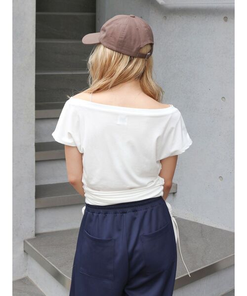 Ungrid(アングリッド)の「オフショルフィットTee(Tシャツ/カットソー・レディース・チャコールグレー/オフホワイト/レッド・FREE)」の6枚目の写真