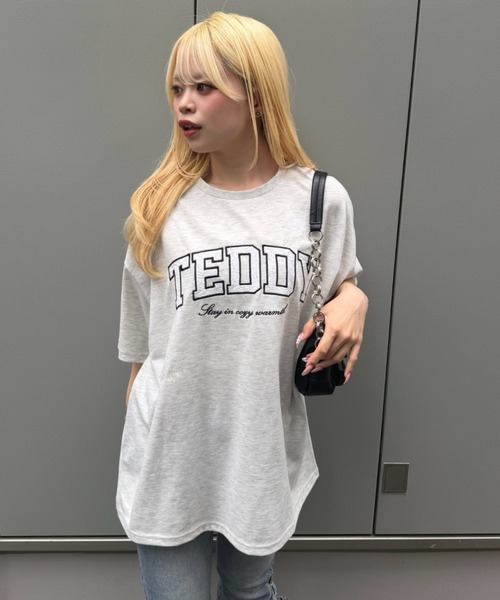 continuer de NICE CLAUP(コンティニューデナイスクラップ)の「レースロゴ×色々ロゴBIGT(Tシャツ/カットソー・レディース・オフホワイト/ピンク/オートミール/スミクロ・FREE)」の4枚目の写真