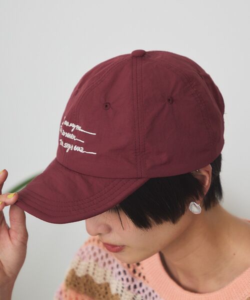 AMERICAN HOLIC（アメリカンホリック）の「【マルチ機能】折りたたみ手描き刺繍キャップ（ハット・レディース・レッド/チャコールグレー/オフホワイト・FREE）」の3枚目の写真