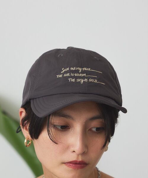 AMERICAN HOLIC（アメリカンホリック）の「【マルチ機能】折りたたみ手描き刺繍キャップ（ハット・レディース・レッド/チャコールグレー/オフホワイト・FREE）」の2枚目の写真