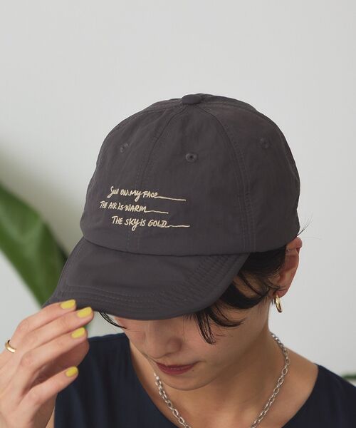 AMERICAN HOLIC（アメリカンホリック）の「【マルチ機能】折りたたみ手描き刺繍キャップ（ハット・レディース・レッド/チャコールグレー/オフホワイト・FREE）」の15枚目の写真
