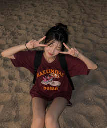 釜山ヘウンデホリデー半袖Tシャツ(ワイン)