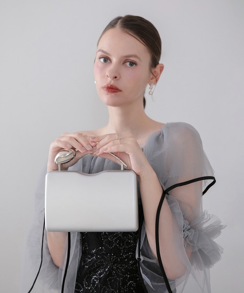 Leja(レジャ)の「【LEJA】チューリップメタルハンドルグリッター2WAYバッグ結婚式 パーティー 成人式 二次会 同窓会 お呼ばれ オケージョン 20代 30代(ハンドバッグ・レディース・シルバー・FREE)」の2枚目の写真