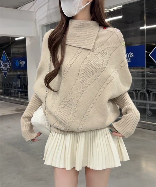 AMAJI(アマジ)の「ハイネック ケーブル編み ケープ風 ルーズニットトップス(ニット/セーター・レディース・ホワイト/グレー/ベージュ・FREE)」の3枚目の写真