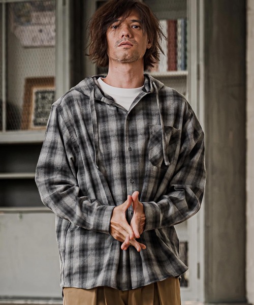 CAMBIO（カンビオ）の「ms6619- Hooded Ombre Check Flannel Shirt フーディーシャツ(AI-262-08)（シャツ/ブラウス・メンズ・ホワイト/ブラック/レッド・S/M/L）」の2枚目の写真