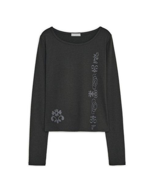HUG YOUR SKIN(ハグユアスキン)の「トライバルプリントロングスリーブTシャツ(チャコール)(Tシャツ/カットソー・レディース・その他・FREE)」の2枚目の写真