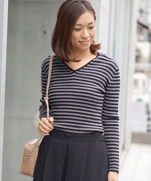 laboratory work(ラボラトリーワーク)の「リヨセル混リブVネックプルオーバー(ニット/セーター・レディース・オフホワイト/杢グレー/グレー系その他/ホワイト系その他/キャメル/ブラック・MEDIUM)」の6枚目の写真