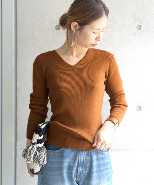 laboratory work(ラボラトリーワーク)の「リヨセル混リブVネックプルオーバー(ニット/セーター・レディース・オフホワイト/杢グレー/グレー系その他/ホワイト系その他/キャメル/ブラック・MEDIUM)」の1枚目の写真