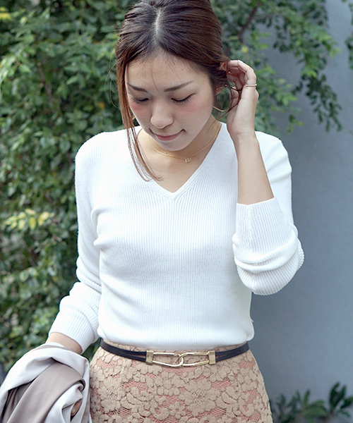 laboratory work(ラボラトリーワーク)の「リヨセル混リブVネックプルオーバー(ニット/セーター・レディース・オフホワイト/杢グレー/グレー系その他/ホワイト系その他/キャメル/ブラック・MEDIUM)」の2枚目の写真