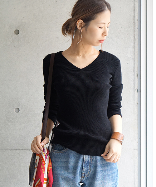 laboratory work(ラボラトリーワーク)の「リヨセル混リブVネックプルオーバー(ニット/セーター・レディース・オフホワイト/杢グレー/グレー系その他/ホワイト系その他/キャメル/ブラック・MEDIUM)」の4枚目の写真