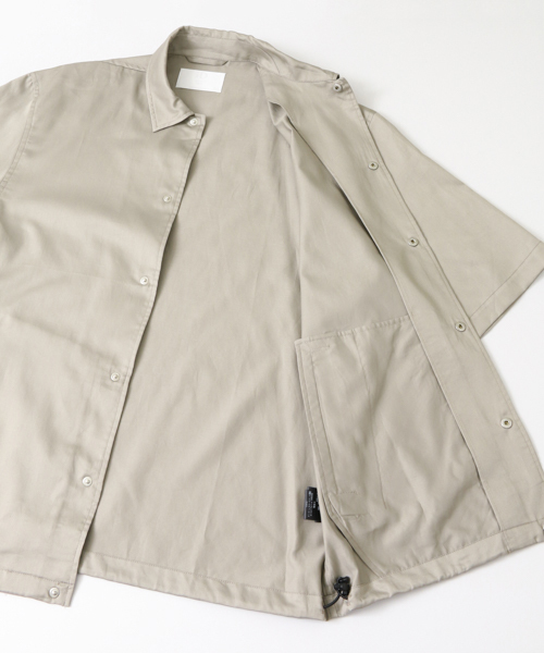 URBAN RESEARCH（アーバンリサーチ）の「URiD コットンサテン リラックスコーチシャツジャケット（シャツ/ブラウス・メンズ・ライトブルー/ベージュ系その他/ブラック・MEDIUM/LARGE）」の6枚目の写真