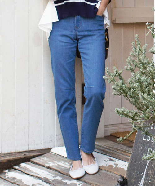 IEDIT(イディット)の「リブ イン コンフォート オールマイティーに合わせやすい ゆるストレートのすっきりデニムパンツ(デニムパンツ・レディース・ライトブルー/ブルー/インディゴブルー・1/9/10/13/3/6/12/11/2/4/7/8)」の1枚目の写真