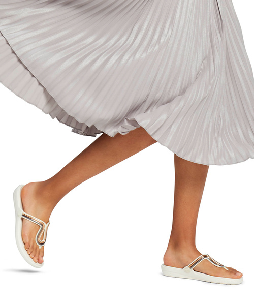 crocs（クロックス）の「サンラ メタル ブロック フラット フリップ ウィメン Sanrah Metal Block Flat Flip Women（サンダル・レディース・ピンク/シルバー/ブラック・25cm/23cm/24cm/22cm/21cm）」の7枚目の写真