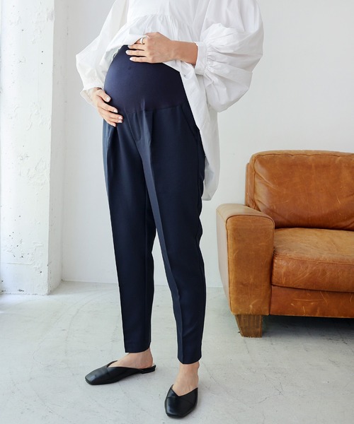 andme（アンドミー）の「【マタニティ】きれいめツイルテーパードパンツ（マタニティウェア/グッズ・レディース・チャコールグレー/ブラック/ネイビー/モカ/ベージュ系その他/ダークカーキ/ベージュ系その他3/ライトカーキ/テラコッタ/ピンク/オフホワイト・M/L）」の12枚目の写真