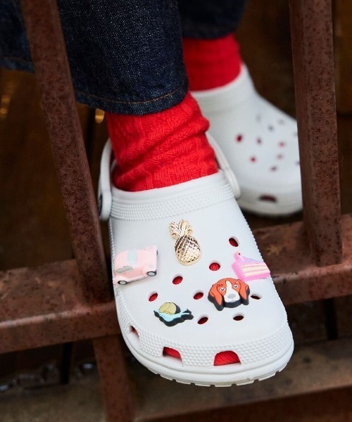 crocs(クロックス)の「CROCS/クロックス メンズ レディース サンダル CLASSIC クラシック 10001-001(サンダル・レディース・ブラック/ネイビー/ホワイト・23.0cm/24.0cm/25.0cm/26.0cm/27.0cm/28.0cm/22.0cm)」の2枚目の写真