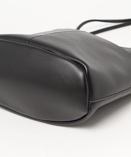 coca（coca）（コカ）の「シンプルフロントポケットバッグ（ショルダーバッグ・レディース・ベージュ/ブラック・ONE SIZE）」の4枚目の写真