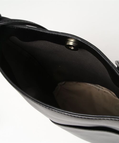 coca（coca）（コカ）の「シンプルフロントポケットバッグ（ショルダーバッグ・レディース・ベージュ/ブラック・ONE SIZE）」の5枚目の写真