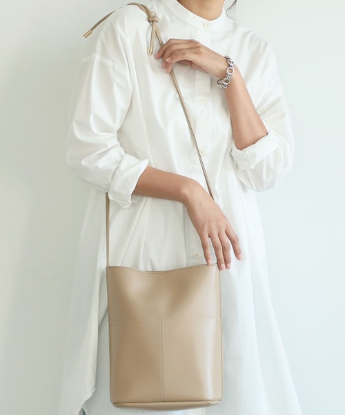 coca（coca）（コカ）の「シンプルフロントポケットバッグ（ショルダーバッグ・レディース・ベージュ/ブラック・ONE SIZE）」の2枚目の写真