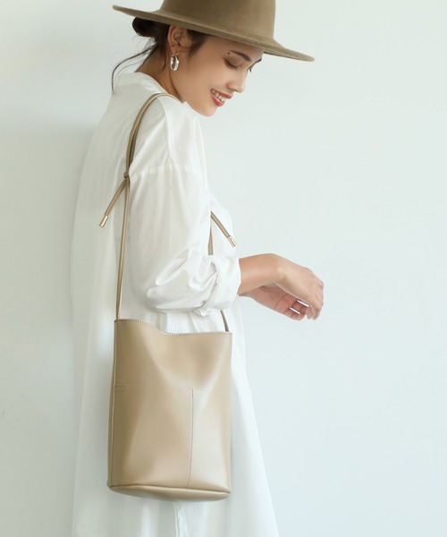 coca（coca）（コカ）の「シンプルフロントポケットバッグ（ショルダーバッグ・レディース・ベージュ/ブラック・ONE SIZE）」の9枚目の写真