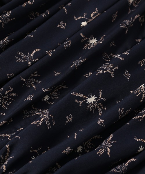 ADAM ET ROPE'（アダムエロペ）の「クラシカルフラワーシャーリングワンピース（ワンピース・レディース・ブラック/グリーン/ネイビー・FREE）」の16枚目の写真