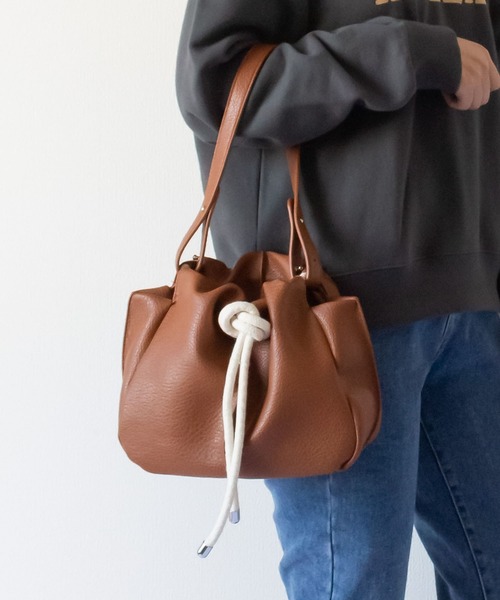 me+em select（ミームセレクト）の「ノットデザインワンハンドル巾着バッグ（ショルダーバッグ・レディース・ブラック/ベージュ/キャメル・FREE）」の2枚目の写真