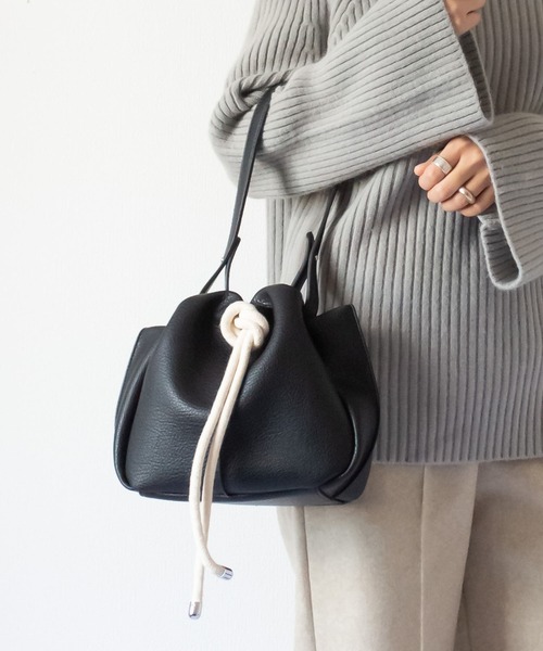 me+em select（ミームセレクト）の「ノットデザインワンハンドル巾着バッグ（ショルダーバッグ・レディース・ブラック/ベージュ/キャメル・FREE）」の3枚目の写真