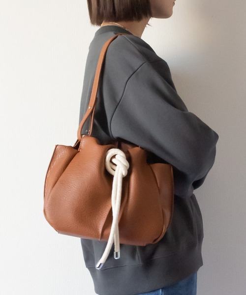 me+em select（ミームセレクト）の「ノットデザインワンハンドル巾着バッグ（ショルダーバッグ・レディース・ブラック/ベージュ/キャメル・FREE）」の9枚目の写真