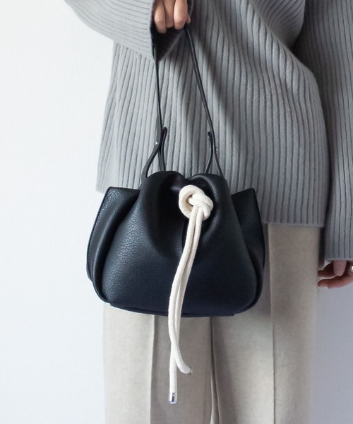 me+em select（ミームセレクト）の「ノットデザインワンハンドル巾着バッグ（ショルダーバッグ・レディース・ブラック/ベージュ/キャメル・FREE）」の5枚目の写真