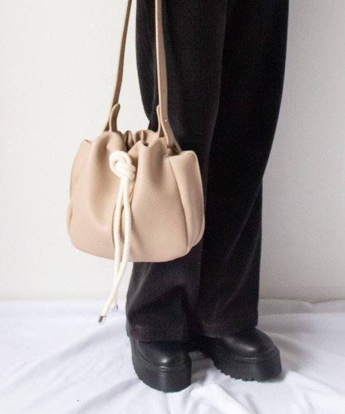 me+em select（ミームセレクト）の「ノットデザインワンハンドル巾着バッグ（ショルダーバッグ・レディース・ブラック/ベージュ/キャメル・FREE）」の11枚目の写真