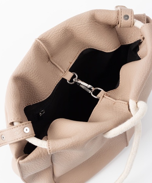 me+em select（ミームセレクト）の「ノットデザインワンハンドル巾着バッグ（ショルダーバッグ・レディース・ブラック/ベージュ/キャメル・FREE）」の16枚目の写真