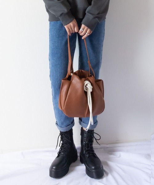 me+em select（ミームセレクト）の「ノットデザインワンハンドル巾着バッグ（ショルダーバッグ・レディース・ブラック/ベージュ/キャメル・FREE）」の22枚目の写真