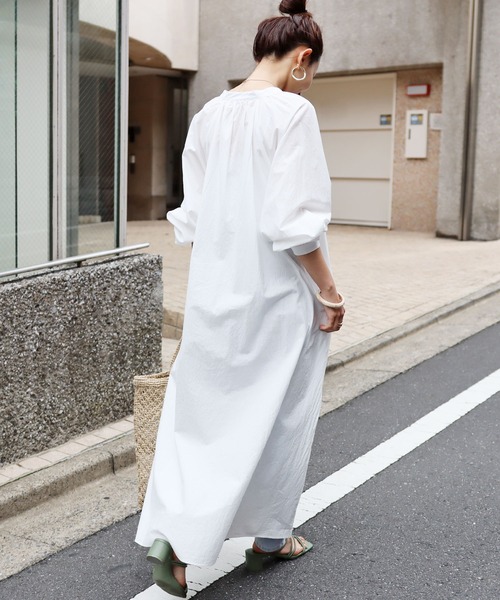 andme（アンドミー）の「コットンボリューム長袖シャツワンピース（ワンピース・レディース・オフホワイト/チャコールグレー/グレー系その他・M）」の4枚目の写真