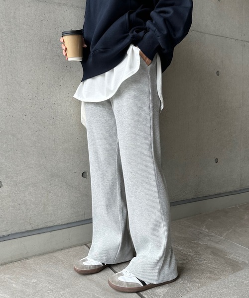 andme(アンドミー)の「セルフカットリブフレアパンツ(その他パンツ・レディース・ブラック/ライトブラウン/グレー系その他/ブラウン/キナリ/ライトグリーン/スミクロ/パープル/ブラウン系その他/イエロー/ピンク/ネイビー/レッド/ケリーグリーン/ベージュ系その他/杢グレー/ライム・M/L)」の4枚目の写真