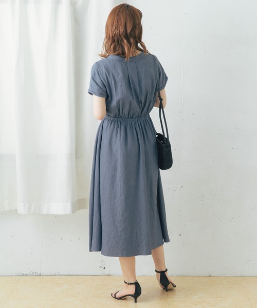 URBAN RESEARCH ROSSO WOMEN（アーバンリサーチ　ロッソ）の「スリットネックギャザーワンピース（ワンピース・レディース・オレンジ/ブルー/ライトカーキ・FREE）」の13枚目の写真