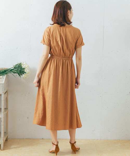 URBAN RESEARCH ROSSO WOMEN（アーバンリサーチ　ロッソ）の「スリットネックギャザーワンピース（ワンピース・レディース・オレンジ/ブルー/ライトカーキ・FREE）」の17枚目の写真