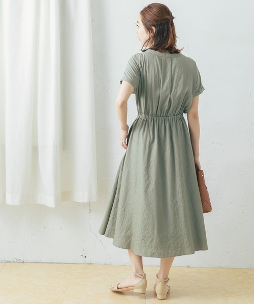 URBAN RESEARCH ROSSO WOMEN（アーバンリサーチ　ロッソ）の「スリットネックギャザーワンピース（ワンピース・レディース・オレンジ/ブルー/ライトカーキ・FREE）」の7枚目の写真