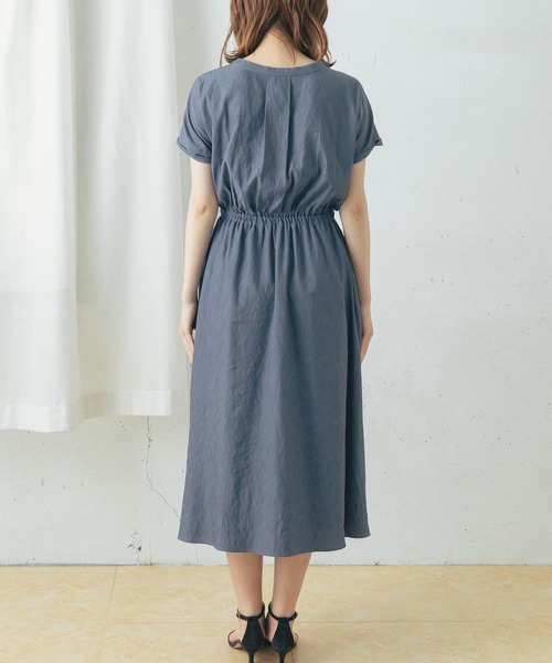 URBAN RESEARCH ROSSO WOMEN（アーバンリサーチ　ロッソ）の「スリットネックギャザーワンピース（ワンピース・レディース・オレンジ/ブルー/ライトカーキ・FREE）」の9枚目の写真